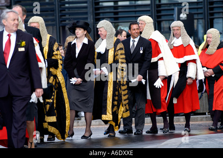 Mitglieder der Justiz kommen für die Öffnung der Senedd Nationalversammlung für Wales, Cardiff Bay, South Wales, UK Stockfoto