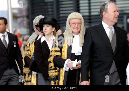 Mitglieder der Justiz kommen für die Öffnung der Senedd Nationalversammlung für Wales, Cardiff Bay, South Wales, UK Stockfoto