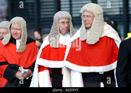 Mitglieder der Justiz kommen für die Öffnung der Senedd Nationalversammlung für Wales, Cardiff Bay, South Wales, UK Stockfoto