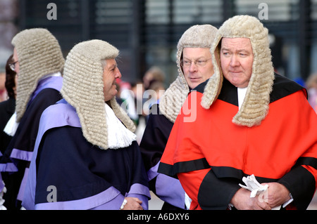 Mitglieder der Justiz kommen für die Öffnung der Senedd Nationalversammlung für Wales, Cardiff Bay, South Wales, UK Stockfoto