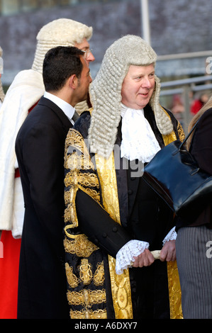 Mitglieder der Justiz kommen für die Öffnung der Senedd Nationalversammlung für Wales, Cardiff Bay, South Wales, UK Stockfoto