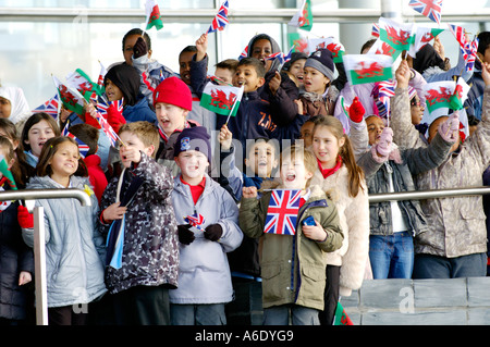 Grundschule Kinder Welle Fahnen bei der Eröffnung der Senedd Nationalversammlung für Wales Cardiff Bay South Wales UK Stockfoto