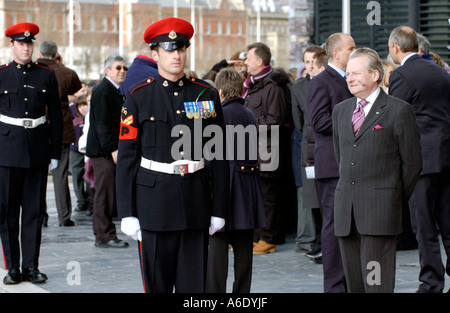 Militärische Ehrenwache bei der Eröffnung der Senedd Nationalversammlung für Wales Cardiff Bay South Wales UK GB Stockfoto