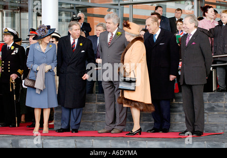 Königin Elizabeth II. bei der Eröffnung der Senedd Nationalversammlung für Wales Cardiff Bay South Wales UK Stockfoto