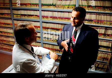 Arzt und Geschäftsmann in Absprache im Krankenzimmer records Stockfoto
