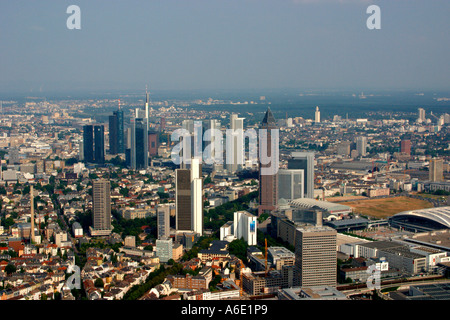 DEU, Deutschland Skyiline Frankfurt erernen Blick von Westen, im Vordergrund den Messe Turm Stockfoto