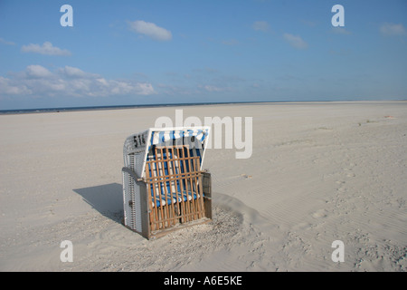DEU, Bundesrepublik Deutschland, Spiekeroog, Strand Stuhl am Strand von der Osten friesische Nordseeinsel Spiekeroog Stockfoto
