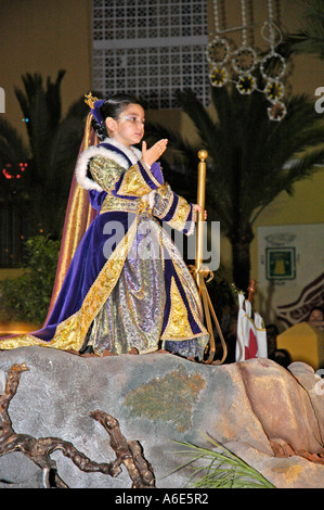 Kleines Mädchen gekleidet wie eine Prinzessin auf einem Auto, Fiesta, Prozession, Moros Cristianos, Calpe, Costa Blanca, Spanien Stockfoto
