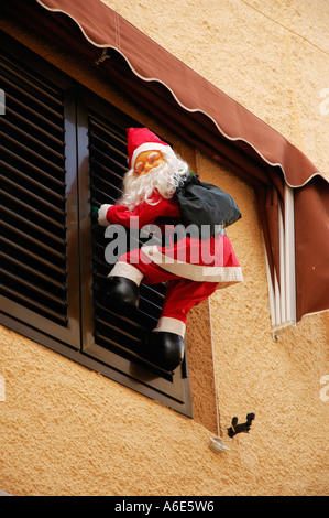 Santa Claus klettert einen Fenster-Shutter, Polop, Costa Blanca, Spanien Stockfoto