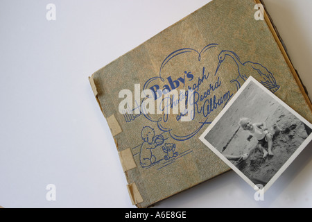 Altes Baby-Fotoalbum aus den 1960er Jahren Stockfoto