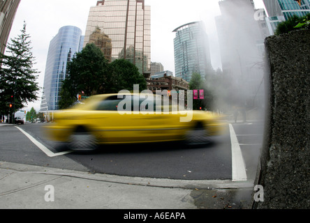 Gelbes Taxi fährt sehr schnell in Vancouver, British Columbia, Kanada Stockfoto