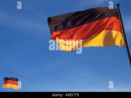 Zwei deutsche Flaggen wehten im blauen Himmel Stockfoto