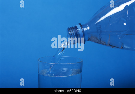Abgefülltes Wasser in ein Glas gegossen wird. Stockfoto