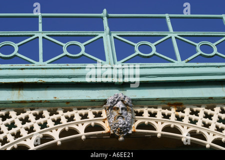 Brighton komplizierten schmiedeeisernen Geländer entlang Brighton Seafront England UK Stockfoto