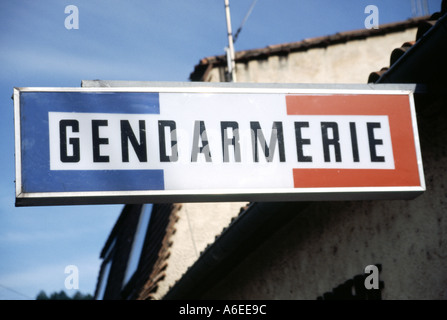 Gendarmerie französische Polizeistation Nahaufnahme des Schilds vor dem Gebäude in Le Bugue Nouvelle-Aquitaine Dordogne Frankreich Stockfoto