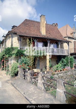Dorfhaus Pompon in Dordogne Périgord Archiv 2003 Blick auf typisch französische ländliche Straßenszene mit Haus & Garten Holzbalkonstruktur mit Garten Stockfoto