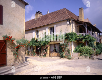 Französisches Dorf Pompon in Dordogne Perigord Blick auf typisch französisches ländliches Anwesen mit Haus- und Holzbalkonstruktur blauer Himmel sonniger Tag in Frankreich Stockfoto