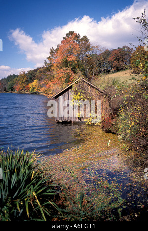 Herbst Farben See Bäume alte Holzschuppen Stockfoto