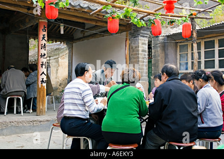 CHINA Chuandixia chinesischen Tour Gruppen serviert Familie Stil Lunchof im Innenhof des traditionellen Häusern viele Gerichte serviert Stockfoto