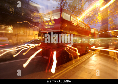 Alten Londoner Bus Routemaster abends abstrakt Stockfoto