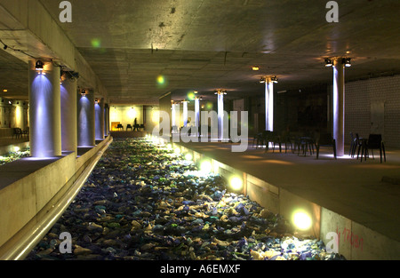 Ausstellung von Plastikmüll in eine leere Karkasse eine u-Bahnstation Stockfoto