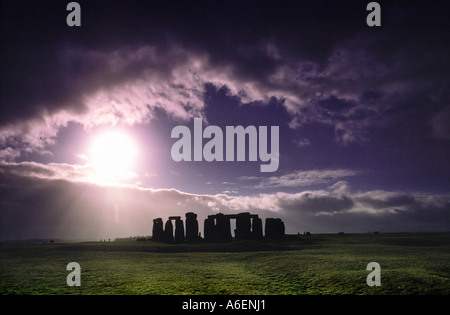 Stonehenge steht auf Salisbury Plain zwei Meilen westlich von der Stadt Amesbury Wiltshire in Südengland Stockfoto