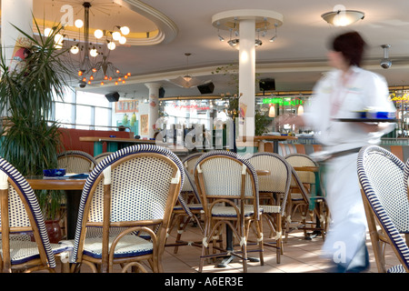 Bewegliche Kellnerin in einer deutschen Café-Restaurant servieren Stockfoto