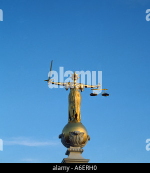 Die Dame mit der Waage der Gerechtigkeit Old Bailey Criminal Court London UK Stockfoto