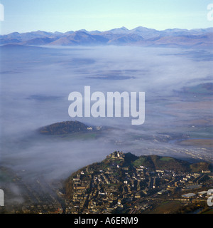 Nebel rund um Stirling Castle Schottland Luftbild Stockfoto