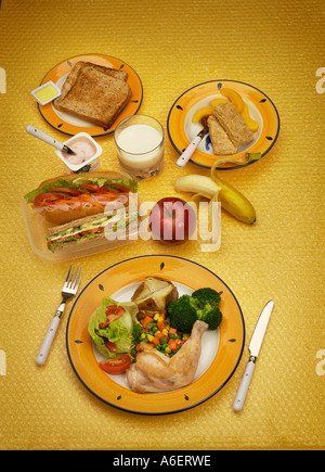 Empfohlen täglichen Mengen von den vier wichtigsten Nahrungsmittelgruppen für eine ausgewogene Ernährung für einen durchschnittlichen Erwachsenen Stockfoto