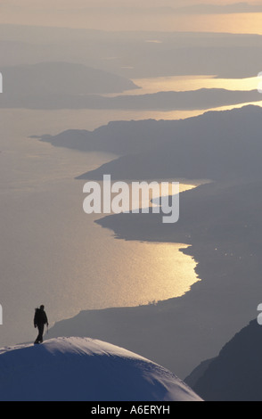 Bergsteiger auf Gipfelns, Torridon, Western Highlands, Schottland im winter Stockfoto