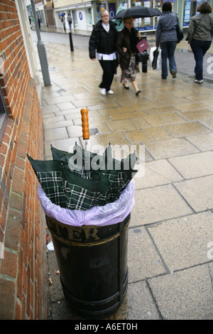 Gebrochene Dach verworfen in Straße Wurf bin, England, UK Stockfoto