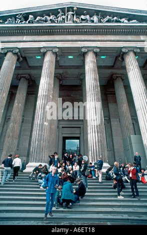 London England, Vordereingang zum 'British Museum' Classical Architecture UK Crowd People, Studentenmuseum, Gruppenmuseum für Teenager Stockfoto