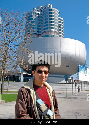 München Deutschland chinesischer Mann, Touristen posieren B.M.W Auto Corporate Headquarters Building Stockfoto