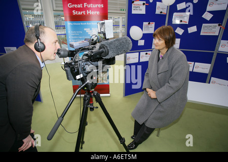 Staatssekretär für Kultur, Medien und Sport Tessa Jowell anlässlich eines offiziellen Besuchs in Southend von einem Fernsehteam interviewt. Stockfoto