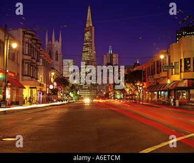 USA, California, San Francisco, North Beach Bereich, Columbus Avenue, Trans-Amerika-Pyramide und Bankenviertel in Ferne Stockfoto