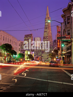 USA, California, San Francisco, North Beach Bereich, Columbus Avenue, Trans-Amerika-Pyramide und Bankenviertel in Ferne Stockfoto