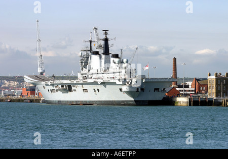 HMS Ark Royal am Liegeplatz, Stockfoto