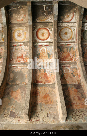 Alte bemalte Fliesen in Höhle Nr. 10 in der archäologischen Stätte von Ajanta Höhlen in Maharashtra, Indien. Stockfoto