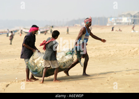 Fischer tragen in den Morgen Fang am Strand von Puri, Golf von Bengalen, Orissa, Indien Stockfoto