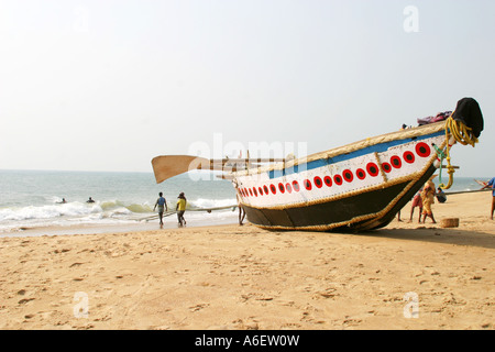 Angelboot/Fischerboot am Strand bei Puri, Fischerboot Bucht von Bengal Orissa Indien am Strand bei Puri, B Stockfoto