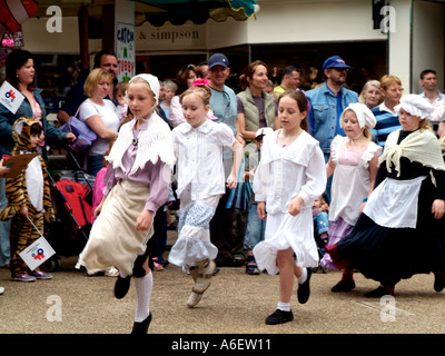 Schülerinnen und Schüler führen ein Maifeiertag tanzen Routine gekleidet in traditionellen Kostümen von England Stockfoto