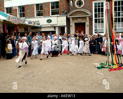 Schülerinnen und Schüler führen ein Maifeiertag tanzen Routine gekleidet in traditionellen Kostümen von England Stockfoto