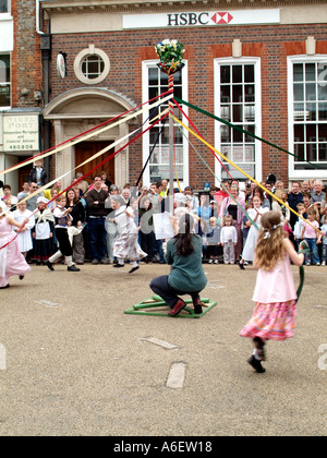 Schülerinnen und Schüler führen eine Maibaum Tanz-Routine gekleidet in traditionellen Kostümen von England Stockfoto