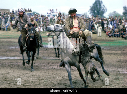 Afghanen auf dem Pferderücken spielen traditionelle Buzkashi, das ursprüngliche Polo-Spiel. Afghanistan Stockfoto