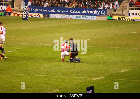 Gareth Cooper renkt die Schulter in 2006 Nummer 2352 Stockfoto