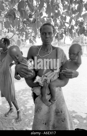 S/W Porträt einer vertriebenen Mutter und Zwillinge in einem Futterzentrum, Bahr al Ghazal, Südsudan Stockfoto