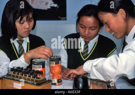 Schüler in einem Wissenschaftskurs in einer tibetischen Flüchtlingshochschule. Mussoorie, N.Indien Stockfoto