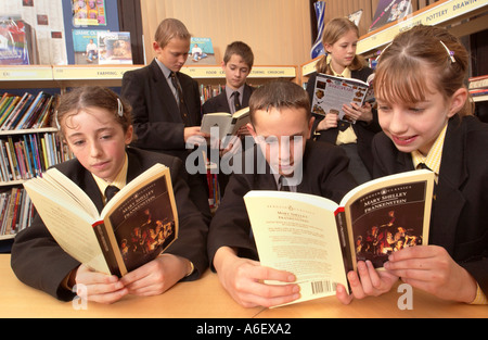 Schülerinnen und Schüler lesen FRANKENSTEIN von Mary Shelley in UK Stockfoto