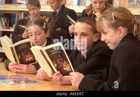 Schülerinnen und Schüler lesen FRANKENSTEIN von Mary Shelley in UK Stockfoto